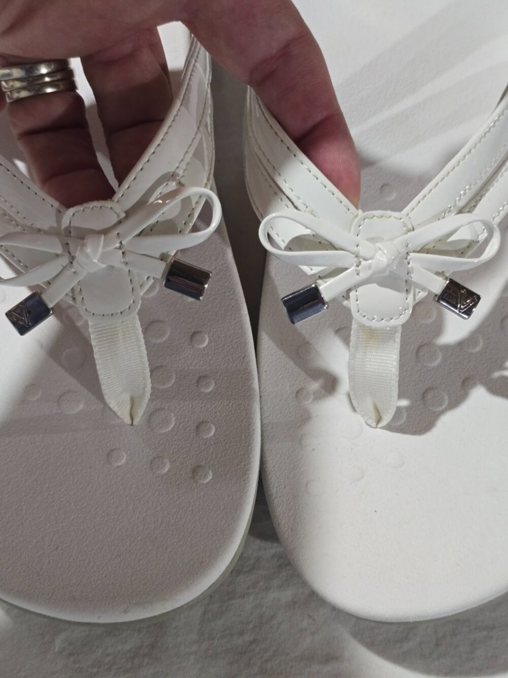 Vionic Bella X White Patent Bow Orthotic Thong Sandals – Women's Size 12 WIDE - Picture 3 of 13